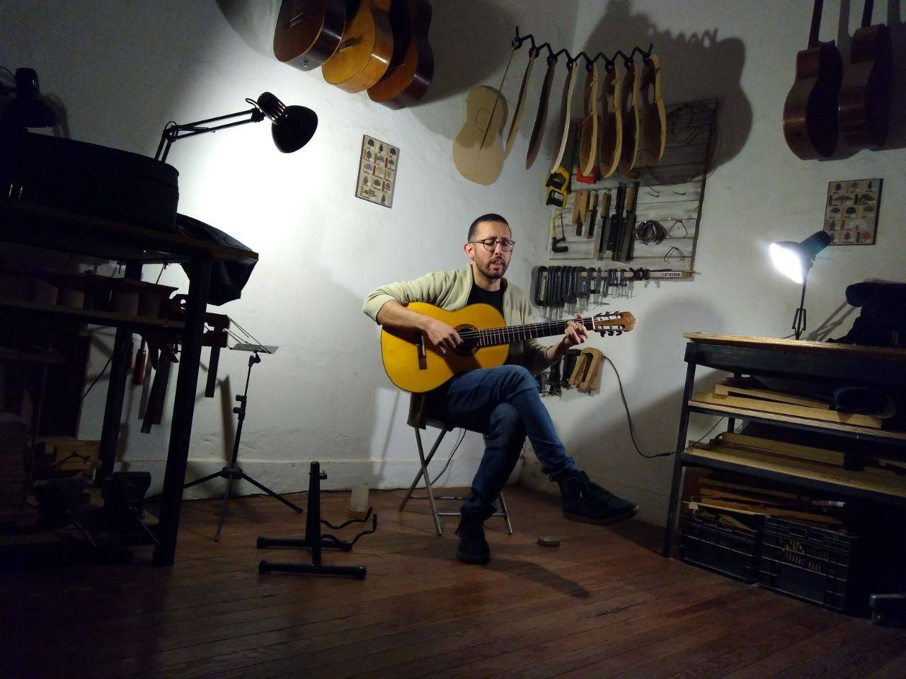 Marco Boz tocando la guitarra.